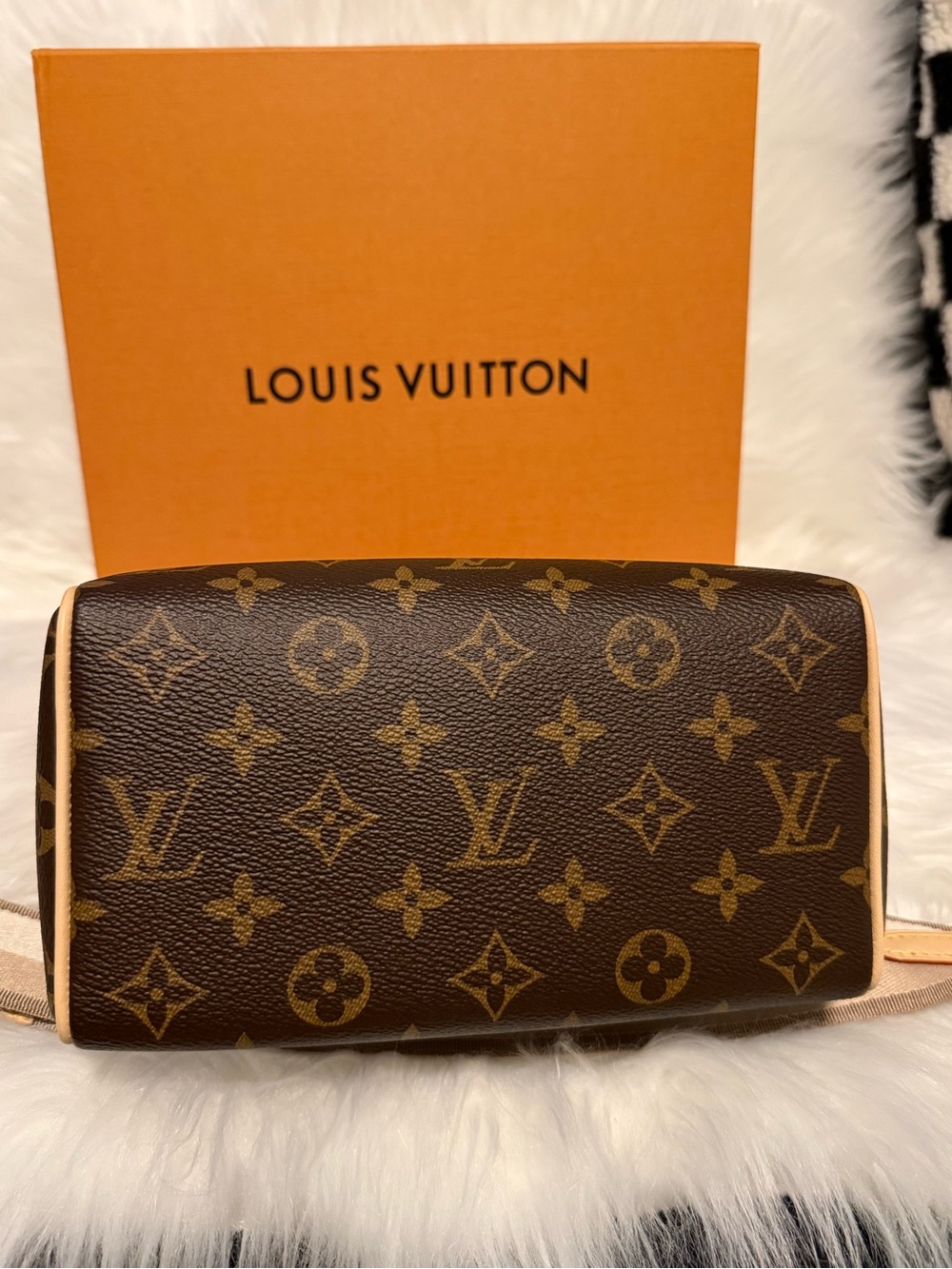 Louis Vuitton Brown Monogram Speedy 20 - Picture 3 of 10